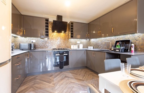 Beeston House | Large House/Fits 10/Near City/FREE Parking