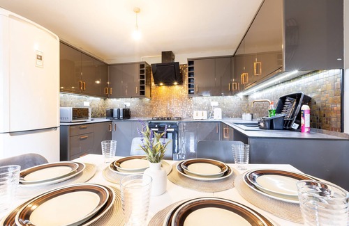 Beeston House | Large House/Fits 10/Near City/FREE Parking