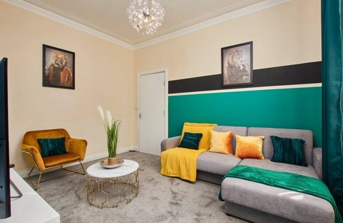 Heaton Apartment | Large House in Newcastle City Centre - Sleeps 12