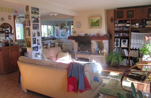 Calan House | Large house of 185 m², terrace, large garden with trees and flowers bordered by a stream.