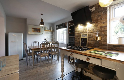 Newark House | Large house offering one bedroom in Newark Centre , Notts