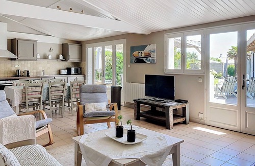 Sainte-Marie-de-Re House | Large House with a heated pool in St Marie de Ré, La Noue, Place des Tilleul
