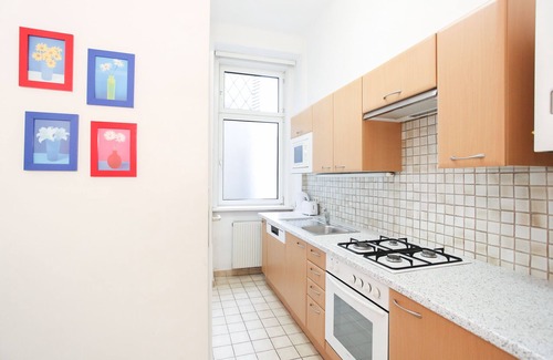Josefstadt Apartment | Large, inexpensive 3 room apartment near subway station