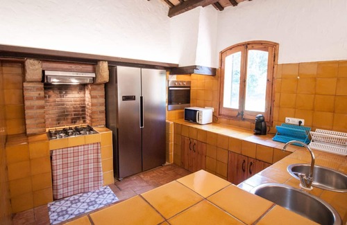 Serinya House | Large isolated farmhouse 10 minutes from Besalú