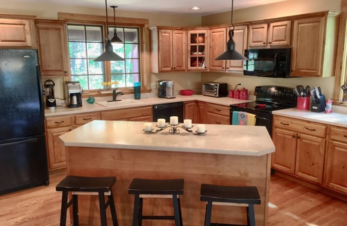 The Bluffs House | LARGE Lake Home. SANDY BEACH Access. PERFECT for Families with KIDS! Golf!