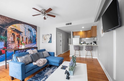 Southwest Center City Apartment | Large Lovely Apt in Prime Area