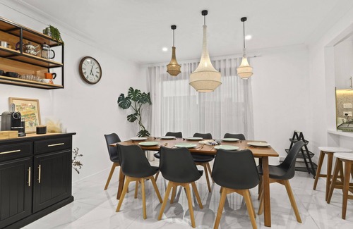 Tullamarine House | Large luxurious home - 5min to Airport, 16min to City