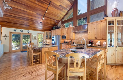 North Park City House | Large luxury 6 bedroom home close to the Silver Star lift