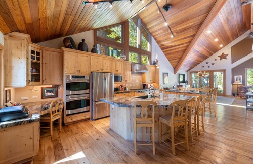 North Park City House | Large luxury 6 bedroom home close to the Silver Star lift
