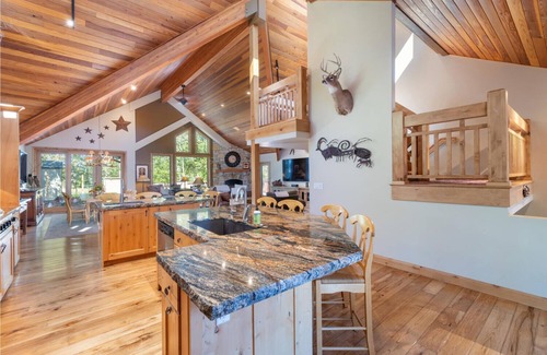 North Park City House | Large luxury 6 bedroom home close to the Silver Star lift