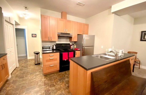 Cultus Lake House | Large Luxury Lakeside Suite for up to 7 People