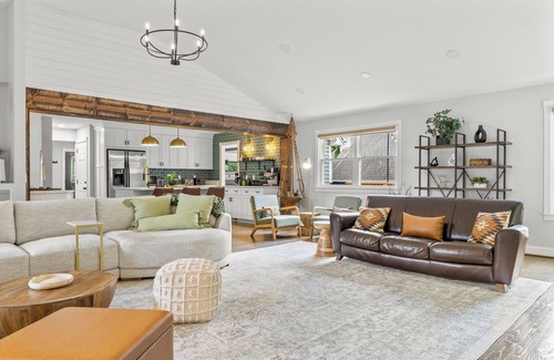 Nashville House | Large Luxury Oasis - Minutes from Airport, Downtown, Opry, Lake - 8 beds, 3 Bath
