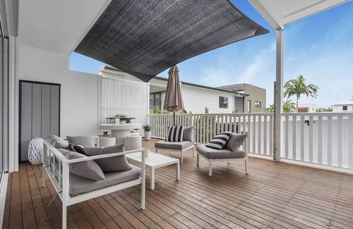 Burleigh Waters Apartment | Large Luxury studio, close to beach, newly renovated, deck, BBQ, carport