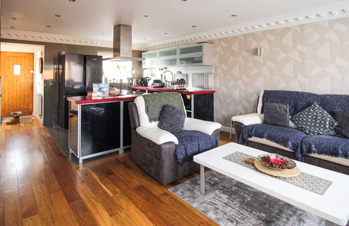 Slough House | Large modern two bed house in Slough, near airport
