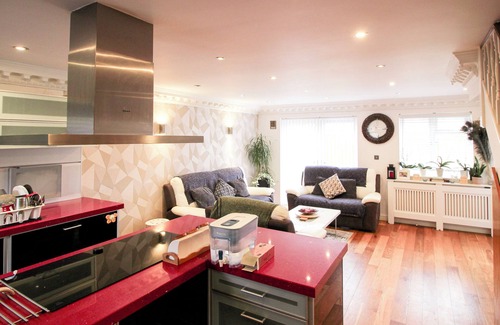 Slough House | Large modern two bed house in Slough, near airport