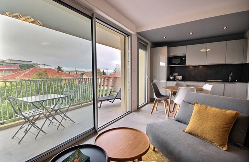 Cap-d'Antibes Apartment | Large, newly renovated studio, quiet, 100 metres from the beautiful La Salis beach