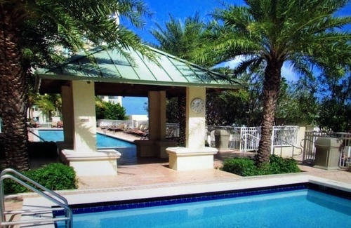 Boynton Beach Condo | Large One Bedroom 1 1/2 Bath in Luxury Complex with 2 Queen Beds.