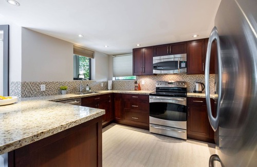 Blueberry Hill Condo | Large patio | BBQ | Hot tub | Free parking