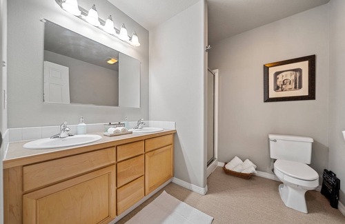 Far West House | Large peaceful and quiet home next to wine country!