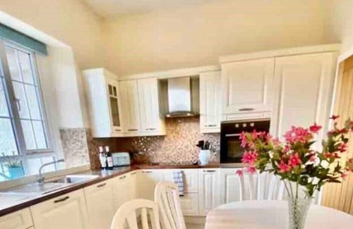 Rostrevor Apartment | Large Quaint Mews Property in Rostrevor Village