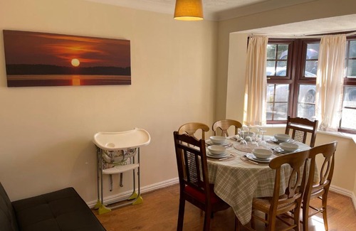 Leicester House | Large, Quiet, Sleeps 16, 4 bathrooms, Parking, Leicester