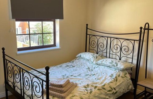 Leicester House | Large, Quiet, Sleeps 16, 4 bathrooms, Parking, Leicester