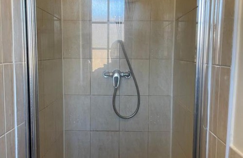 Leicester House | Large, Quiet, Sleeps 16, 4 bathrooms, Parking, Leicester