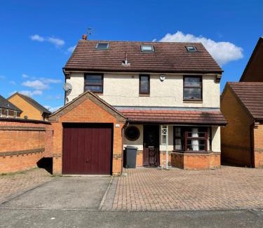 Leicester House | Large, Quiet, Sleeps 16, 4 bathrooms, Parking, Leicester
