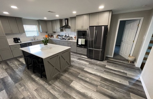 Southeast Pensacola House | Large Remodeled Central Located Minutes to the Beach & Downtown Free Big Parking