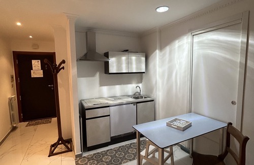 Aurelio House | Large Room with private bathroom and balcony on the green