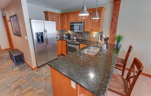 Kellogg Apartment | Large Studio Condo with Full Kitchen Ski NOW Beautiful Balcony Views Hottub Fireplace