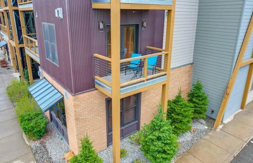 Kellogg Apartment | Large Studio Condo with Full Kitchen Ski NOW Beautiful Balcony Views Hottub Fireplace