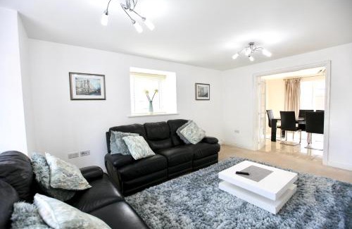 Cambridge Apartment | Large Stylish Cambridge House (4BR/Free Parking)