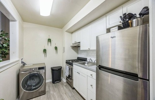 Center City West Apartment | Large & Sunny 1/1 Located Near Rittenhouse Square