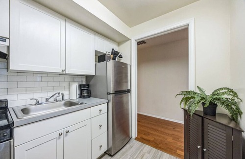 Center City West Apartment | Large & Sunny 1/1 Located Near Rittenhouse Square