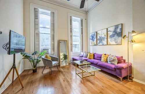 Center City West Apartment | Large & Sunny 1/1 Located Near Rittenhouse Square