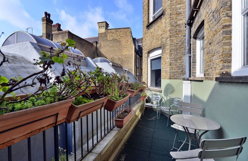 London City Centre Apartment | Large, sunny, modern flat near Piccadilly Circus