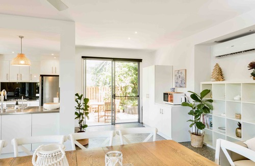 Tugun House | Large Tugun Modern House minutes to the beach