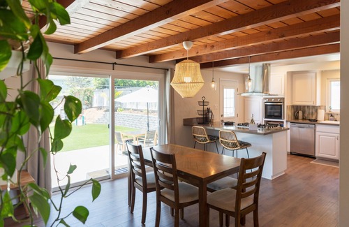 Loma Alta House | Large turf yard, putt putt, soccer net, fire pit, gas grill & more!