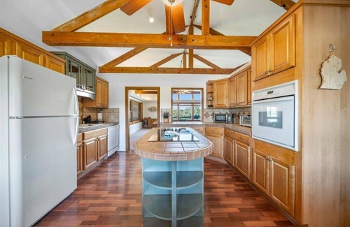West Branch Cabin | Large Updated Lakefront House on Lake George. Kayaks, games, fire pit, sledding.