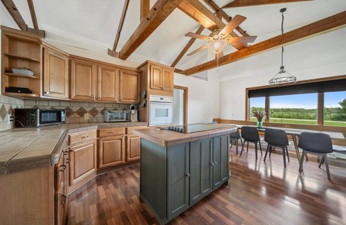 West Branch Cabin | Large Updated Lakefront House on Lake George. Kayaks, games, fire pit, sledding.
