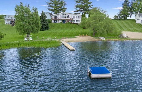 West Branch Cabin | Large Updated Lakefront House on Lake George. Kayaks, games, fire pit, sledding.