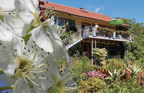 Lippertsreute Apartment | Large vacation apartment*, 120sqm, 4 bedrooms, max. 10 people (8 adults)