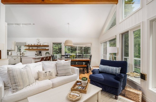 Novar Cottage | Large Waterfront Boutique Muskoka Lakehouse in Huntsville - The Good Fox 🦊