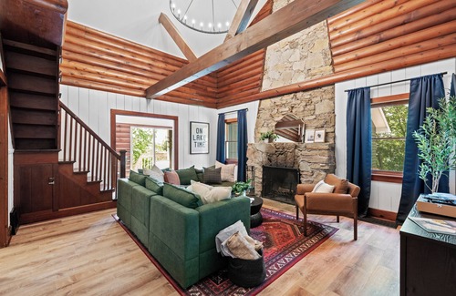 Browns Lake Cabin | Large Waterfront Cabin W/Browns Lake Access- EV Charger + Peloton + Prvt Pier