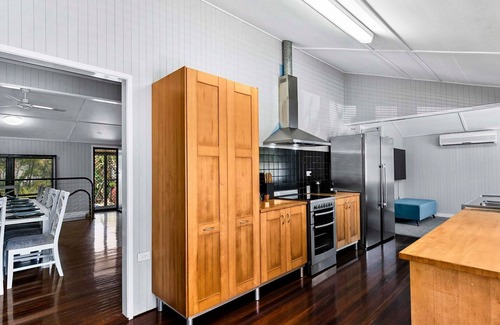Urangan House | Large Waterfront Home With Pool