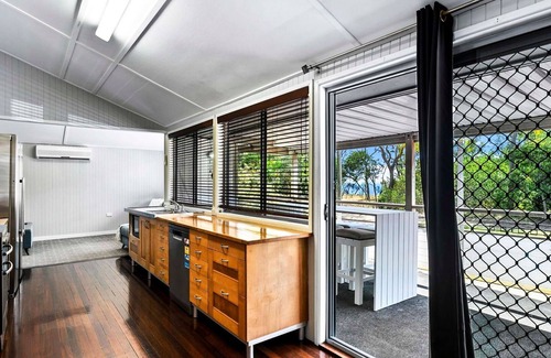 Urangan House | Large Waterfront Home With Pool