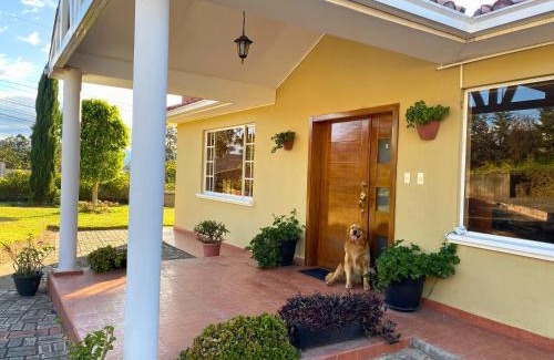 Tababela House | Las Hortensia's Casa De Huespedes