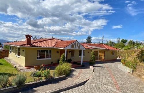 Tababela House | Las Hortensia's Casa De Huespedes