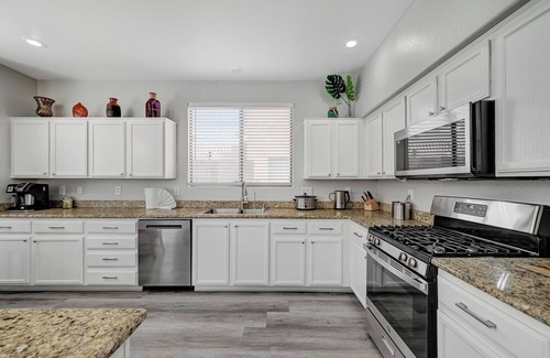 Centennial Hills House | ❤️ Las Vegas Vacation Home. 3 King 10 Twin Beds. Family Friendly. Entire Home.